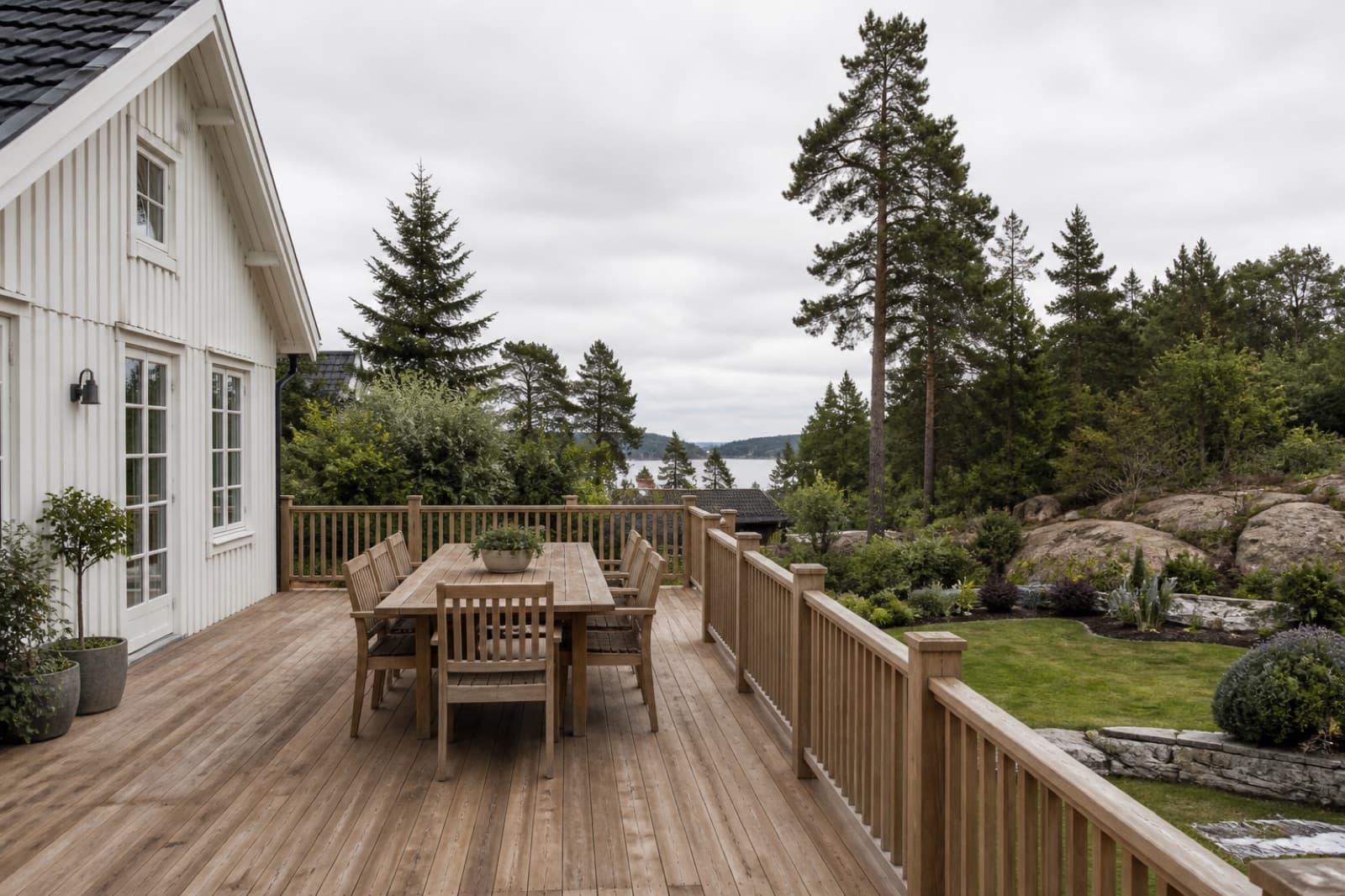 Treterrasse som binder sammen hus og hage